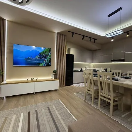 Modern Penthouse With Outdoor Living And Views Appartamento